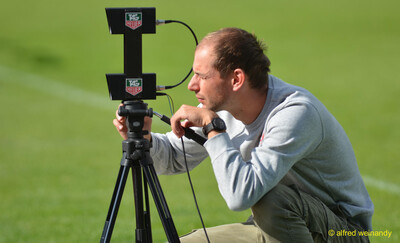 Eine Person im Helferdienst bedient die Lichtschranke zur elektronischen Zeitmessung beim Walfried-Heinz-Sportfest der TG Konz im Saar-Mosel-Stadion in Konz.