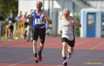 Zwei Personen der Seniorenklasse liefern sich einen Sprint über die Tartanbahn beim Walfried-Heinz-Sportfest der TG Konz im Saar-Mosel-Stadion in Konz.
