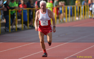 Eine Person der Seniorenklasse sprintet auf der Laufbahn beim Walfried-Heinz-Sportfest der TG Konz im Saar-Mosel-Stadion in Konz.