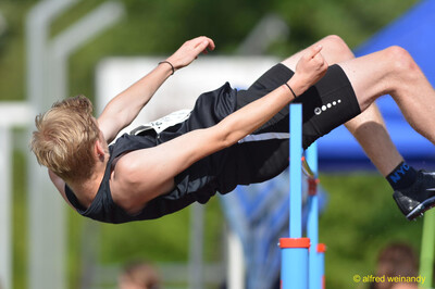 Eine Person überquert in der Fosbury-Flop-Technik die Latte beim Walfried-Heinz-Sportfest der TG Konz im Saar-Mosel-Stadion in Konz.
