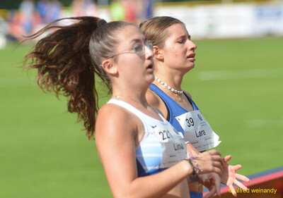 Zwei Jugendliche laufen dicht nebeneinander über die Laufbahn beim Walfried-Heinz-Sportfest der TG Konz im Saar-Mosel-Stadion in Konz.