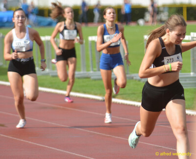 Mehrere Aktive sprinten über die Laufbahn beim Walfried-Heinz-Sportfest der TG Konz im Saar-Mosel-Stadion in Konz.