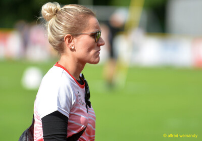 Eine Person mit Sonnenbrille blickt konzentriert über die Anlage beim Walfried-Heinz-Sportfest der TG Konz im Saar-Mosel-Stadion in Konz.
