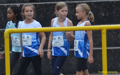 Mehrere Kinder mit Startnummern gehen an einem Geländer entlang beim Walfried-Heinz-Sportfest der TG Konz im Saar-Mosel-Stadion in Konz.