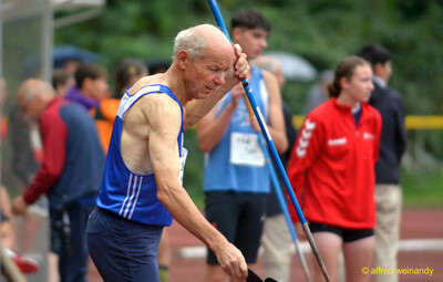 Eine ältere Person konzentriert sich mit dem Speer vor dem Wurf beim Walfried-Heinz-Sportfest der TG Konz im Saar-Mosel-Stadion in Konz.