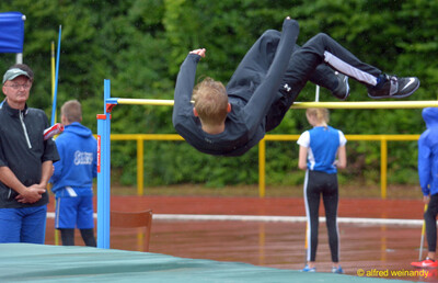Eine Person überquert in der Flop-Technik die Hochsprunglatte beim Walfried-Heinz-Sportfest der TG Konz im Saar-Mosel-Stadion in Konz.