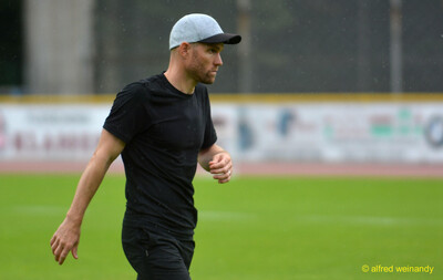 Eine Person mit Cap geht über den Rasen des Stadions beim Walfried-Heinz-Sportfest der TG Konz im Saar-Mosel-Stadion in Konz.