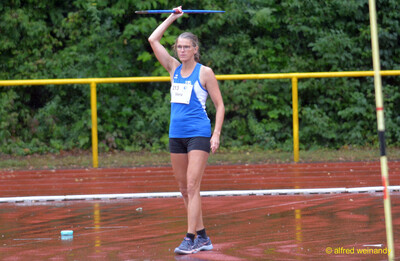 Eine Person holt mit dem Speer über dem Kopf zum Wurf aus beim Walfried-Heinz-Sportfest der TG Konz im Saar-Mosel-Stadion in Konz.