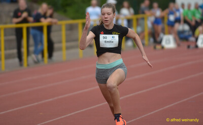 Ein Kind sprintet über die Laufbahn beim Walfried-Heinz-Sportfest der TG Konz im Saar-Mosel-Stadion in Konz.