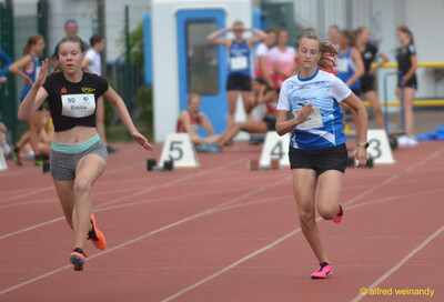 Zwei Aktive sprinten über die Rundbahn beim Walfried-Heinz-Sportfest der TG Konz im Saar-Mosel-Stadion in Konz.