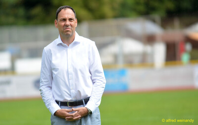 Eine Person im hellen Hemd steht auf dem Sportplatz beim Walfried-Heinz-Sportfest der TG Konz im Saar-Mosel-Stadion in Konz.