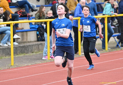Zwei Kinder sprinten hintereinander über die rote Rundbahn beim Walfried-Heinz-Sportfest der TG Konz im Saar-Mosel-Stadion in Konz.
