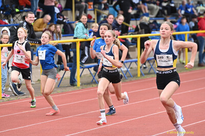 Mehrere Aktive sprinten im Pulk über die Rundbahn beim Walfried-Heinz-Sportfest der TG Konz im Saar-Mosel-Stadion in Konz.