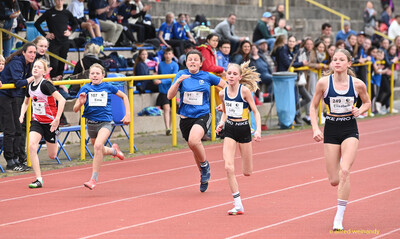 Fünf Kinder sprinten dicht nebeneinander auf der Rundbahn beim Walfried-Heinz-Sportfest der TG Konz im Saar-Mosel-Stadion in Konz.