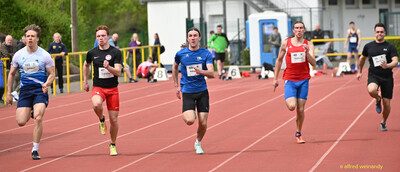 Fünf Aktive sprinten nebeneinander in ihren Bahnen beim Walfried-Heinz-Sportfest der TG Konz im Saar-Mosel-Stadion in Konz.