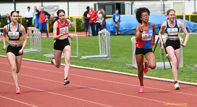 Vier Kinder sprinten nebeneinander über die Rundbahn beim Walfried-Heinz-Sportfest der TG Konz im Saar-Mosel-Stadion in Konz.