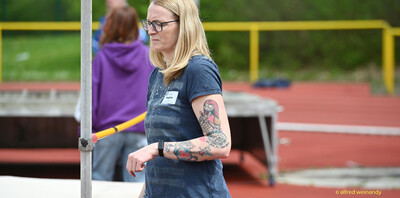 Eine Person im Helferdienst steht neben der Hochsprunganlage beim Walfried-Heinz-Sportfest der TG Konz im Saar-Mosel-Stadion in Konz.