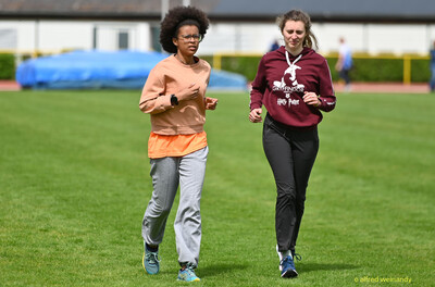 Zwei Aktive joggen locker über den Rasen und wärmen sich auf beim Walfried-Heinz-Sportfest der TG Konz im Saar-Mosel-Stadion in Konz.
