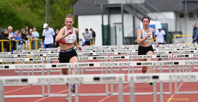 Zwei Aktive laufen über die Hürden auf der Tartanbahn beim Walfried-Heinz-Sportfest der TG Konz im Saar-Mosel-Stadion in Konz.