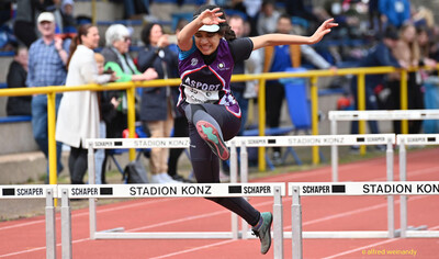Ein Kind überspringt eine Hürde auf der Tartanbahn beim Walfried-Heinz-Sportfest der TG Konz im Saar-Mosel-Stadion in Konz.