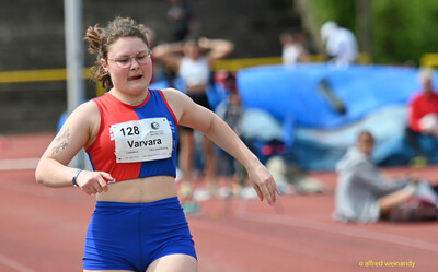 Eine Person läuft mit angespanntem Gesicht über die Laufbahn beim Walfried-Heinz-Sportfest der TG Konz im Saar-Mosel-Stadion in Konz.