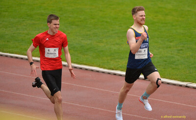 Zwei Aktive im Zielsprint auf der Laufbahn beim Walfried-Heinz-Sportfest der TG Konz im Saar-Mosel-Stadion in Konz.