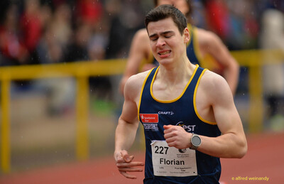 Eine Person mit der Startnummer 227 läuft angestrengt über die Laufbahn beim Walfried-Heinz-Sportfest der TG Konz im Saar-Mosel-Stadion in Konz.