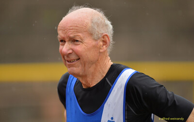 Nahaufnahme einer älteren Person im blauen Singlet beim Walfried-Heinz-Sportfest der TG Konz im Saar-Mosel-Stadion in Konz.