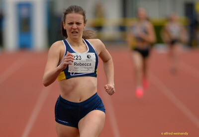 Eine Person läuft mit angespanntem Gesicht über die Laufbahn beim Walfried-Heinz-Sportfest der TG Konz im Saar-Mosel-Stadion in Konz.