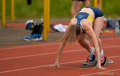 Eine Person geht im Startblock an der Startlinie in Position beim Walfried-Heinz-Sportfest der TG Konz im Saar-Mosel-Stadion in Konz.