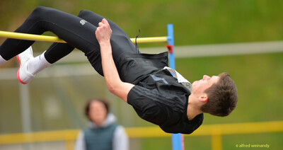 Eine Person überquert in Flop-Technik die Hochsprunglatte beim Walfried-Heinz-Sportfest der TG Konz im Saar-Mosel-Stadion in Konz.