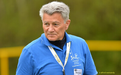 Portrait einer Person im Kampfgericht mit Akkreditierung beim Walfried-Heinz-Sportfest der TG Konz im Saar-Mosel-Stadion in Konz.