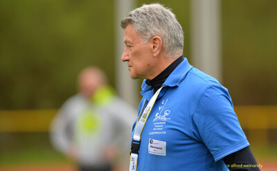 Portrait einer Person im Kampfgericht im blauen Shirt beim Walfried-Heinz-Sportfest der TG Konz im Saar-Mosel-Stadion in Konz.