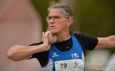 Eine Person der TG Konz hält die Kugel beim Kugelstoß am Hals in Stoßposition beim Walfried-Heinz-Sportfest der TG Konz im Saar-Mosel-Stadion in Konz.