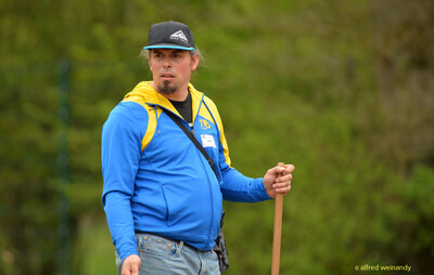 Eine Person im Kampfgericht der TG Konz beobachtet den Wettkampf beim Walfried-Heinz-Sportfest der TG Konz im Saar-Mosel-Stadion in Konz.