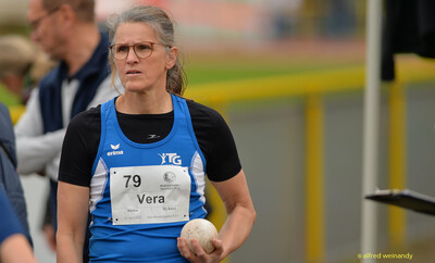 Eine Person der TG Konz konzentriert sich mit der Stoßkugel in der Hand vor dem Stoß beim Walfried-Heinz-Sportfest der TG Konz im Saar-Mosel-Stadion in Konz.