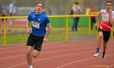 Zwei Aktive sprinten mit hoher Geschwindigkeit über die Laufbahn beim Walfried-Heinz-Sportfest der TG Konz im Saar-Mosel-Stadion in Konz.