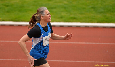 Eine Person im TG-Konz-Trikot läuft mit ausgestrecktem Arm über die Bahn beim Walfried-Heinz-Sportfest der TG Konz im Saar-Mosel-Stadion in Konz.