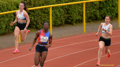 Drei Aktive sprinten nebeneinander über die Geraden der Laufbahn beim Walfried-Heinz-Sportfest der TG Konz im Saar-Mosel-Stadion in Konz.