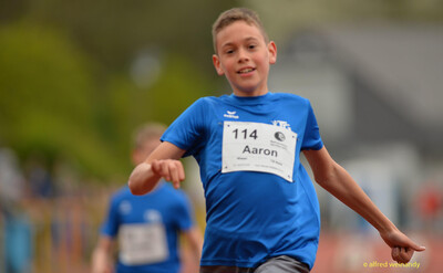 Ein Kind sprintet mit hoher Geschwindigkeit über die Laufbahn beim Walfried-Heinz-Sportfest der TG Konz im Saar-Mosel-Stadion in Konz.
