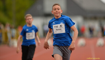 Ein Kind sprintet über die Laufbahn beim Walfried-Heinz-Sportfest der TG Konz im Saar-Mosel-Stadion in Konz.