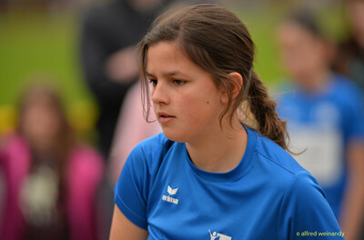 Porträt einer jugendlichen Person in blauem Trikot beim Walfried-Heinz-Sportfest der TG Konz im Saar-Mosel-Stadion in Konz.