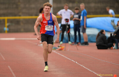 Ein Kind sprintet im Anlauf zum Weitsprung über die Bahn beim Walfried-Heinz-Sportfest der TG Konz im Saar-Mosel-Stadion in Konz.