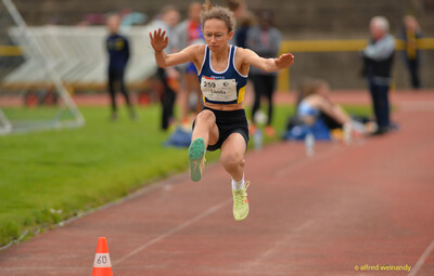 Eine Person springt in der Flugphase weit nach vorne beim Walfried-Heinz-Sportfest der TG Konz im Saar-Mosel-Stadion in Konz.