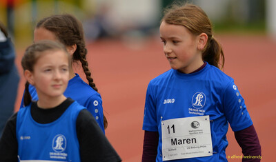 Ein Kind mit der Startnummer 11 steht auf der Bahn beim Walfried-Heinz-Sportfest der TG Konz im Saar-Mosel-Stadion in Konz.