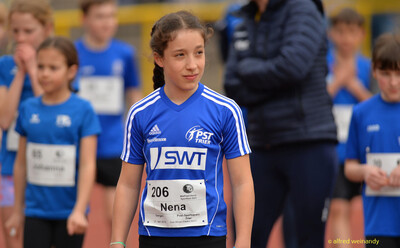 Ein Kind mit Startnummer steht bereit beim Walfried-Heinz-Sportfest der TG Konz im Saar-Mosel-Stadion in Konz.