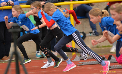 Kinder sprinten explosiv aus den Startblöcken los beim Walfried-Heinz-Sportfest der TG Konz im Saar-Mosel-Stadion in Konz.