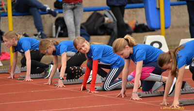 Kinder gehen am Startblock in den Tiefstart für den Sprint beim Walfried-Heinz-Sportfest der TG Konz im Saar-Mosel-Stadion in Konz.