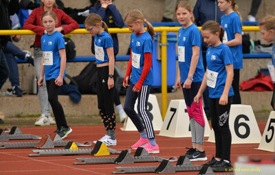 Kinder stellen sich an den Startblöcken auf der Bahn zum Sprint auf beim Walfried-Heinz-Sportfest der TG Konz im Saar-Mosel-Stadion in Konz.