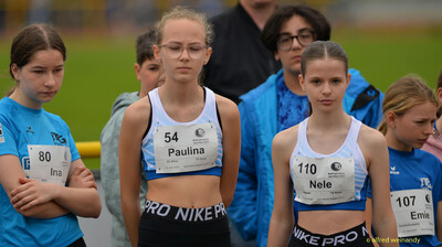 Mehrere Jugendliche mit Startnummern stehen nebeneinander und warten auf ihren Wettkampf beim Walfried-Heinz-Sportfest der TG Konz im Saar-Mosel-Stadion in Konz.